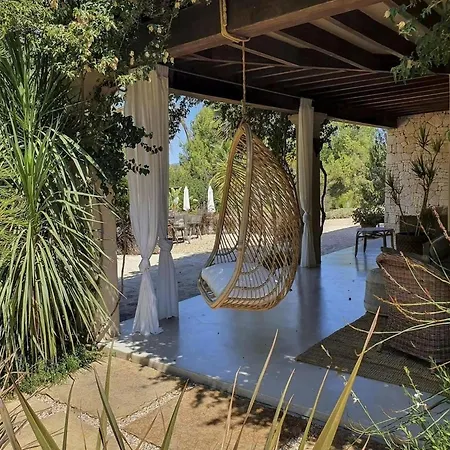 וילה With Wooden-beamed Patio