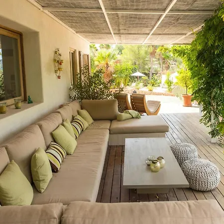 וילה With Wooden-beamed Patio