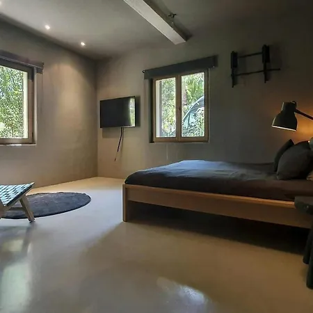 וילה With Wooden-beamed Patio *