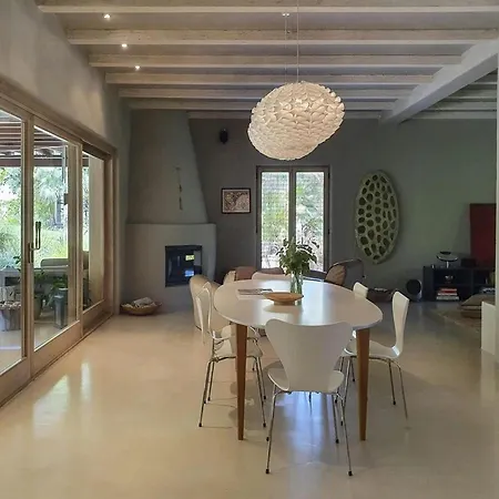 וילה With Wooden-beamed Patio