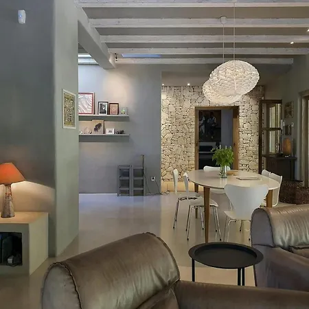 וילה With Wooden-beamed Patio *