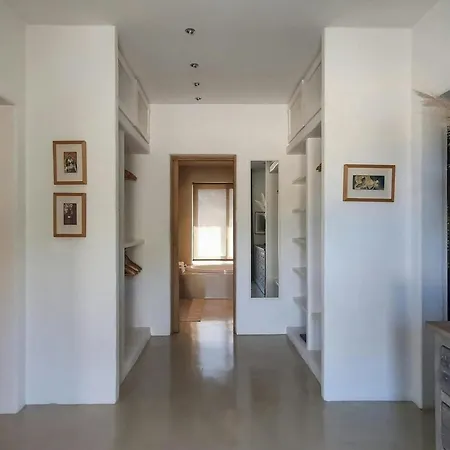 With Wooden-beamed Patio וילה