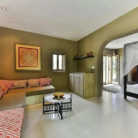 With Wooden-beamed Patio וילה *