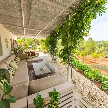 וילה With Wooden-beamed Patio